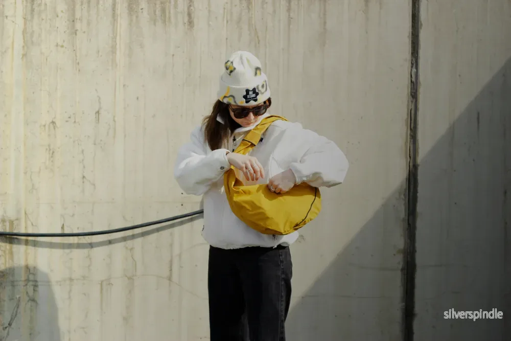 Slungan, mustard yellow 03. – Unik axelväska sydd av återbrukad Klättermusen-jacka – handgjord i Åre Slungan, mustard yellow 03. – Unik axelväska sydd av återbrukad Klättermusen-jacka – handgjord i Åre