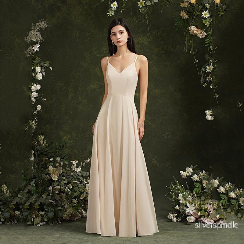 Sophie | Elegant Lång Vårklänning med Spets och Djup V-Ringning Sophie | Elegant Lång Vårklänning med Spets och Djup V-Ringning