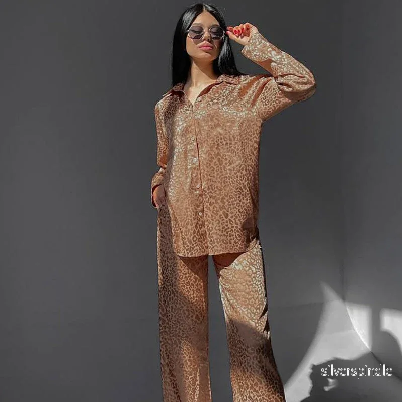 Emma | Trendig Leopardmönstrad Pyjamas med Långärmad Topp och Snörbyxor - Bild 2