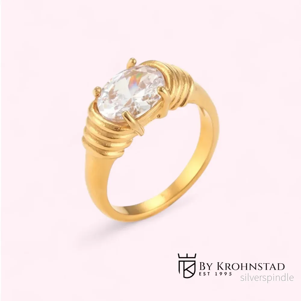 The Lia ring white