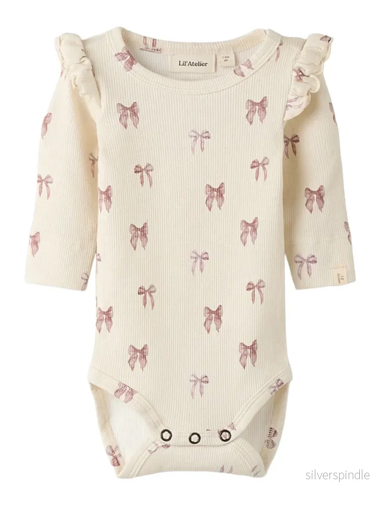 Baby Body Gavo med rosetter Lil ’Atelier Baby Body Gavo med rosetter Lil ’Atelier