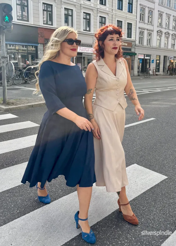 Ruby swingklänning med båthals - marinblå - Bild 2