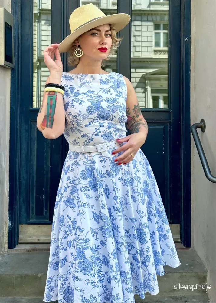 Ruby swingklänning ärmlös - vitt med blå blommor - Bild 3