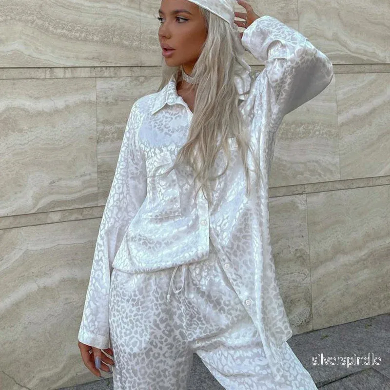 Emma | Trendig Leopardmönstrad Pyjamas med Långärmad Topp och Snörbyxor - Bild 3