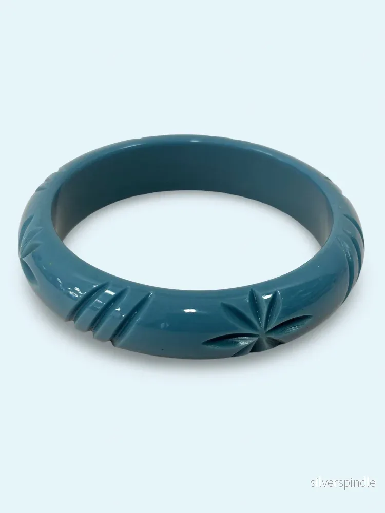 Smalt armbånd i 1950’er stil – airforce Blue Smalt armbånd i 1950’er stil – airforce Blue