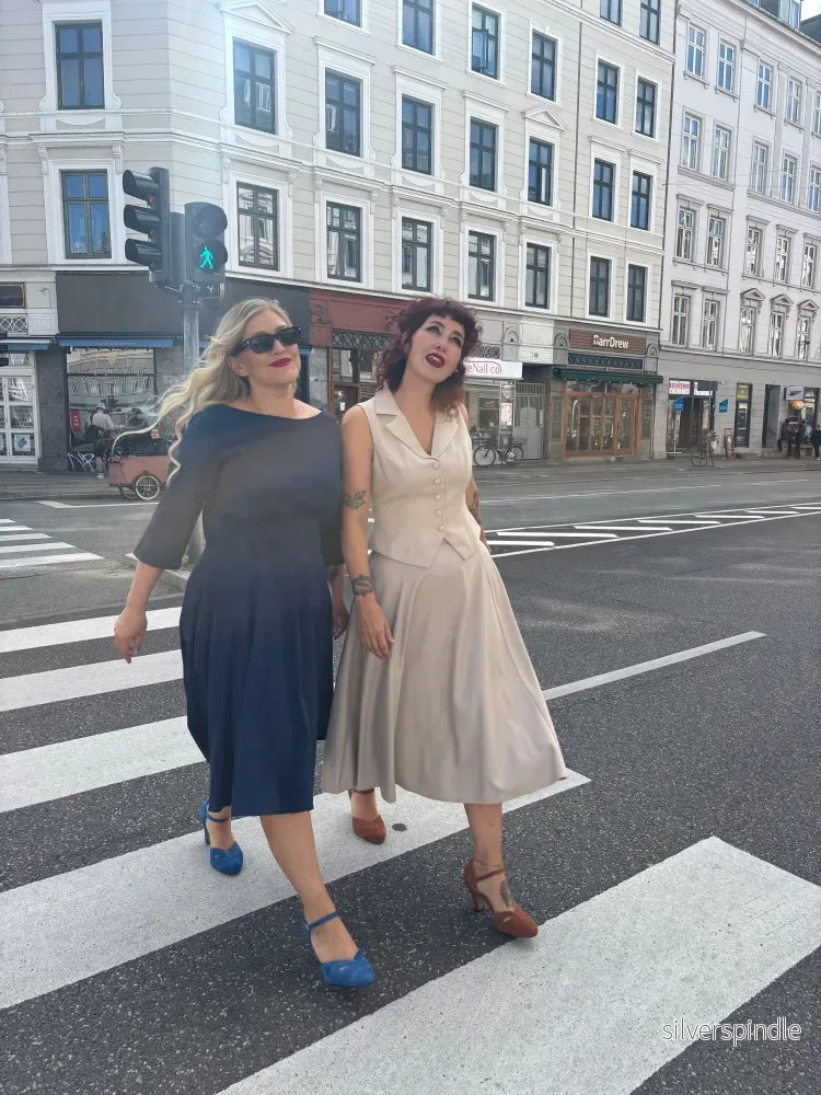 Ruby swingklänning med båthals - marinblå - Bild 3