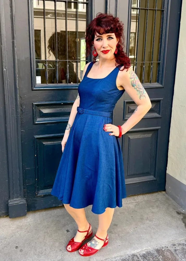 Rosie swingklänning med breda axelband - denimlook - Bild 2