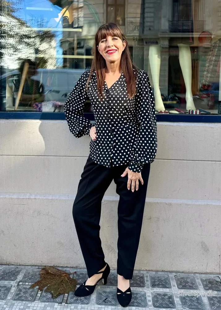 Poppy skjortblus i vintagestil - svart med prickar - Bild 3