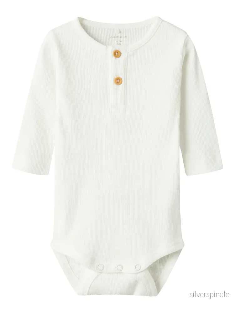Vit baby body med knappar