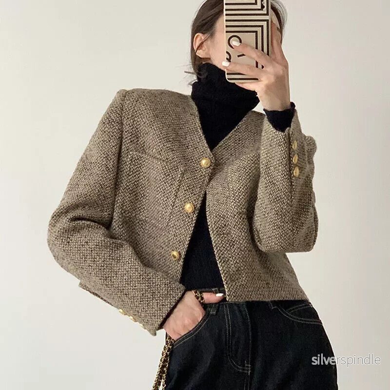 Elegant Kavaj Dam | Skräddarsydd Cropped Blazer med Guldfärgade Knappar | Feminin Stil för Kontor och Fritid Elegant Kavaj Dam | Skräddarsydd Cropped Blazer med Guldfärgade Knappar | Feminin Stil för Kontor och Fritid
