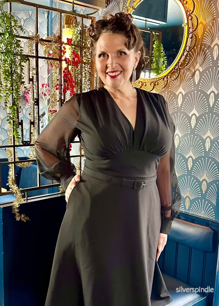 Marilyn A-linjeformad klänning med chiffongärmar - svart - Bild 3
