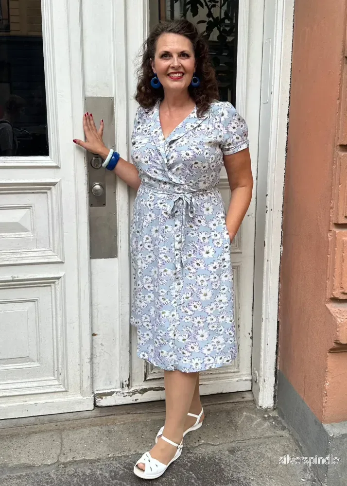 Omlottklänning i vintagestil - prästkragemönster - Bild 3
