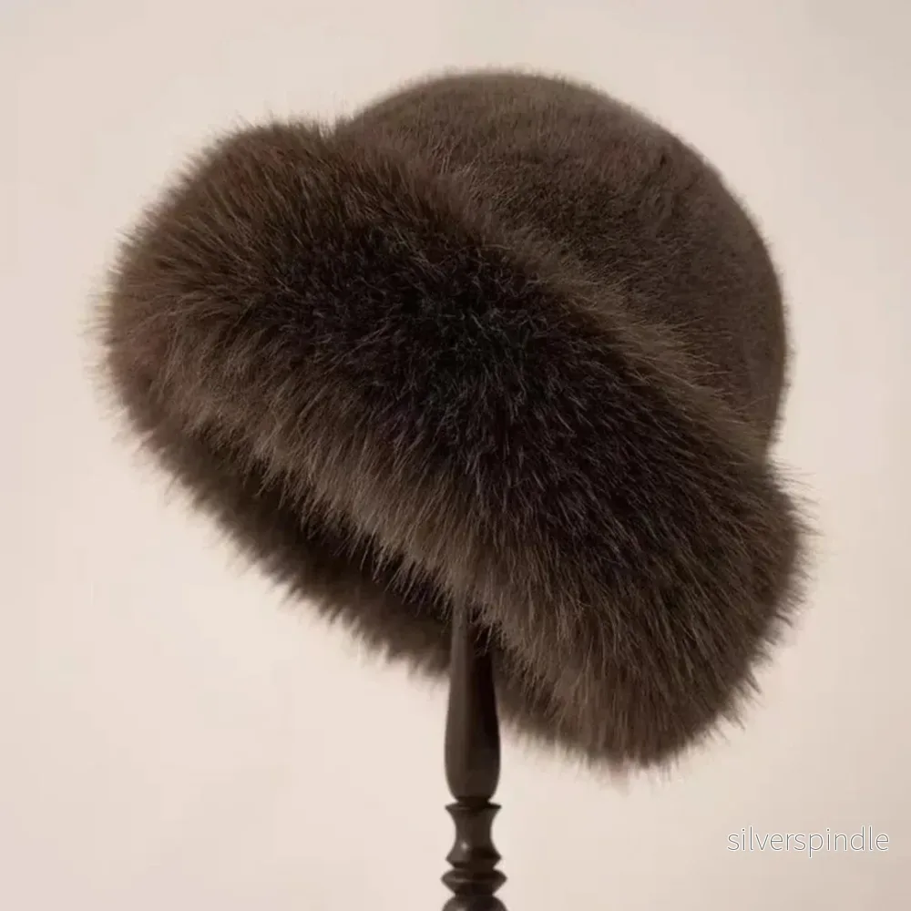 Vintage Fuskpälsmössa | Elegant Vintermössa med Rundad Krona | Tidlös Accessoar för Kyliga Dagar Vintage Fuskpälsmössa | Elegant Vintermössa med Rundad Krona | Tidlös Accessoar för Kyliga Dagar