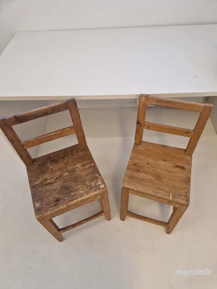 2st barnstolar i furu? 2st barnstolar i furu?