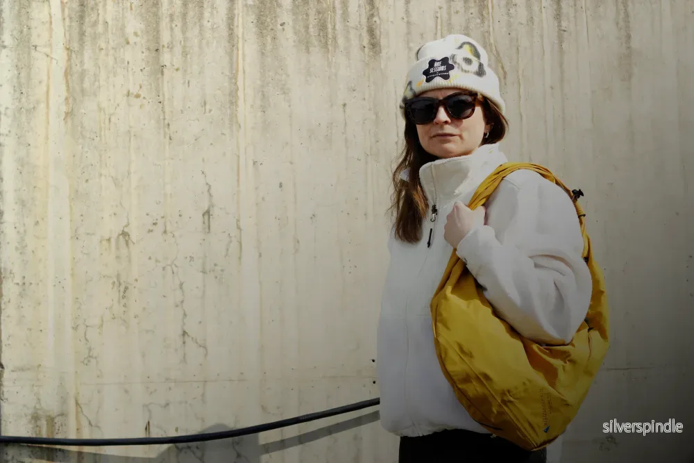 Slungan, mustard yellow 04. - Unik axelväska sydd av återbrukad Klättermusen-jacka – handgjord i Åre - Bild 3