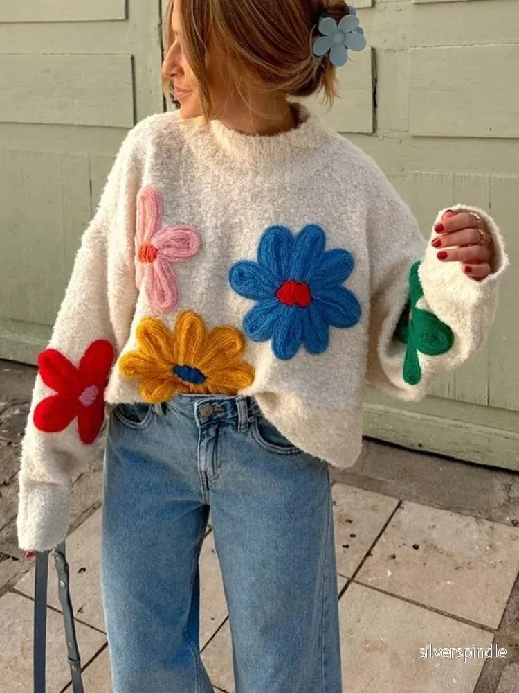 Vita | Stickad Tröja Dam med 3D-Blommor | Chunky Design för Komfort och Stil
