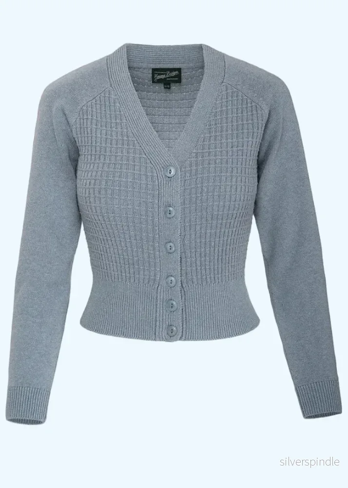 The Cable Knit College Cardigan – Ljus dov blå The Cable Knit College Cardigan – Ljus dov blå