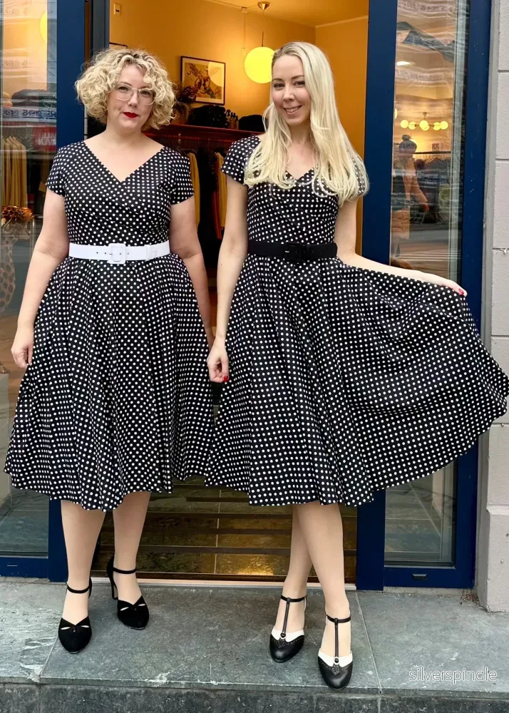 1950-tals Hourglass swing klänning - svart med prickar - Bild 2