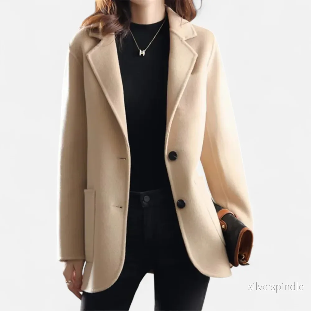 Klassisk Damjacka | Skräddarsydd Kavaj med Elegant Design | Tidlös Stil för Självförtroende Klassisk Damjacka | Skräddarsydd Kavaj med Elegant Design | Tidlös Stil för Självförtroende