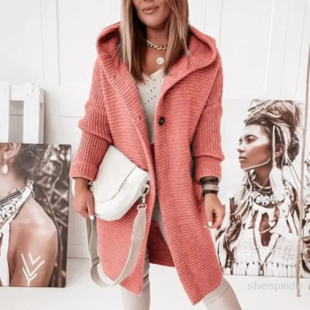 Lång Kofta | Rosa Stickad Kofta med Integrerad Huva | Bekväm Design för Avslappnad Stil Lång Kofta | Rosa Stickad Kofta med Integrerad Huva | Bekväm Design för Avslappnad Stil