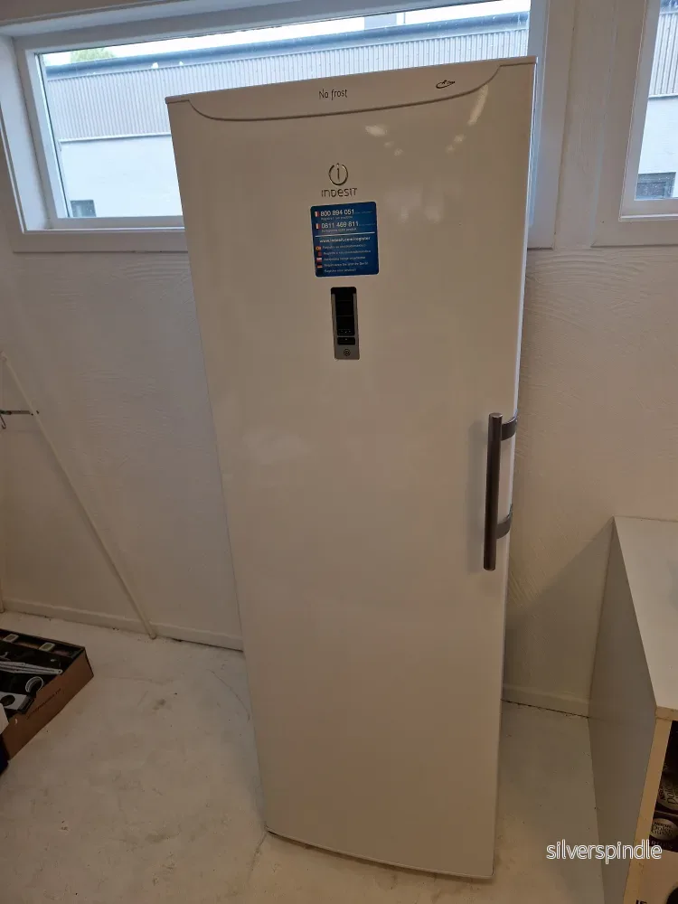 Nyare självavfrostande frysskåp. Nyare självavfrostande frysskåp.