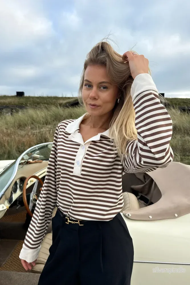 Sofia | Långärmad Pikétröja Dam med Bruna Ränder och Vit Krage Sofia | Långärmad Pikétröja Dam med Bruna Ränder och Vit Krage