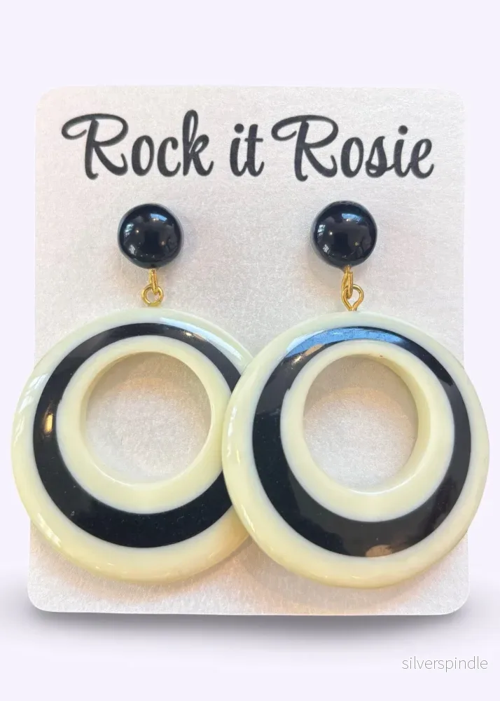 Two tone hoop øreringe – sort/ creme hvid