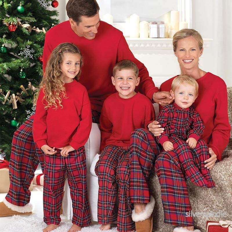 Familjejulpyjamas | Röd Matchande Julpyjamas med Mjuk T-Shirt och Rutiga Byxor | Bekväm Design för Mysiga Julnätter
