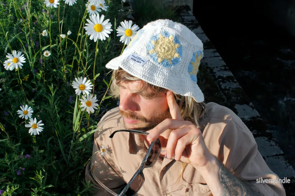 Blue sun crochet bucket hat by Stina Knits - Bild 3