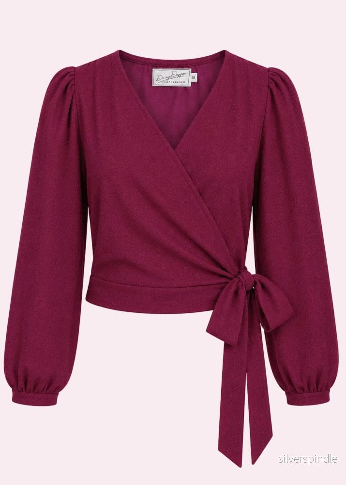 Feminin omlottblus – berry linen Feminin omlottblus – berry linen