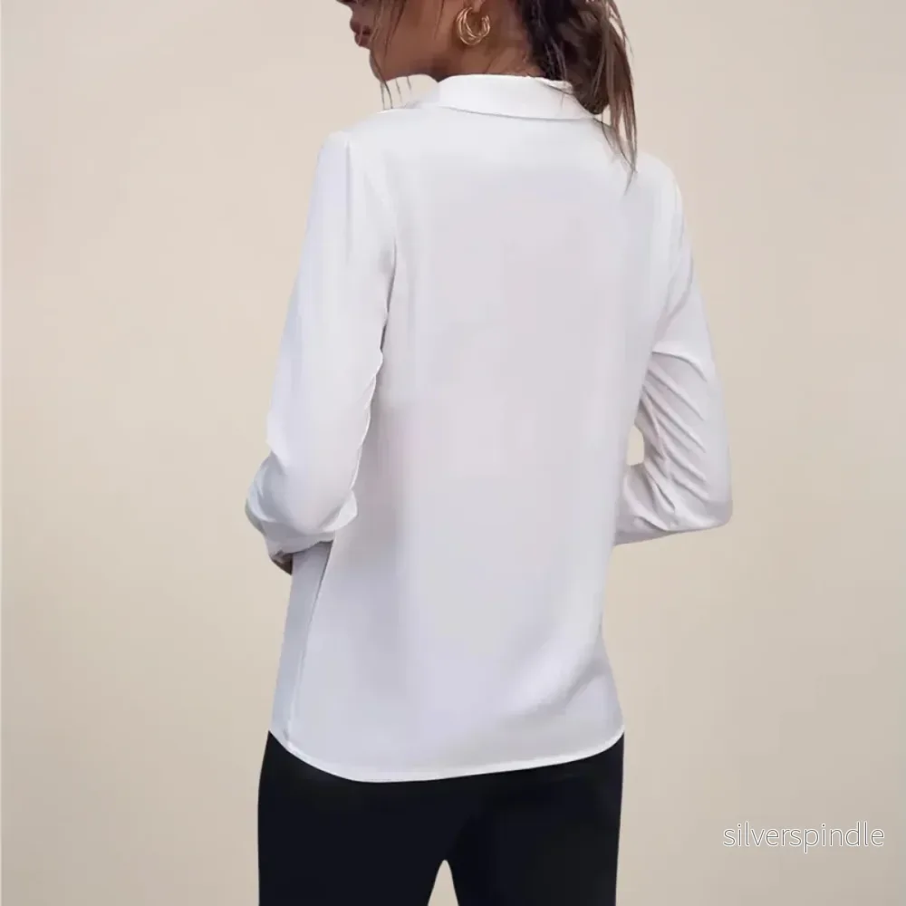 Elegant | Svart Blus med Krage och Minimalistisk Drapering | Perfekt för Arbete och Fritid - Bild 3