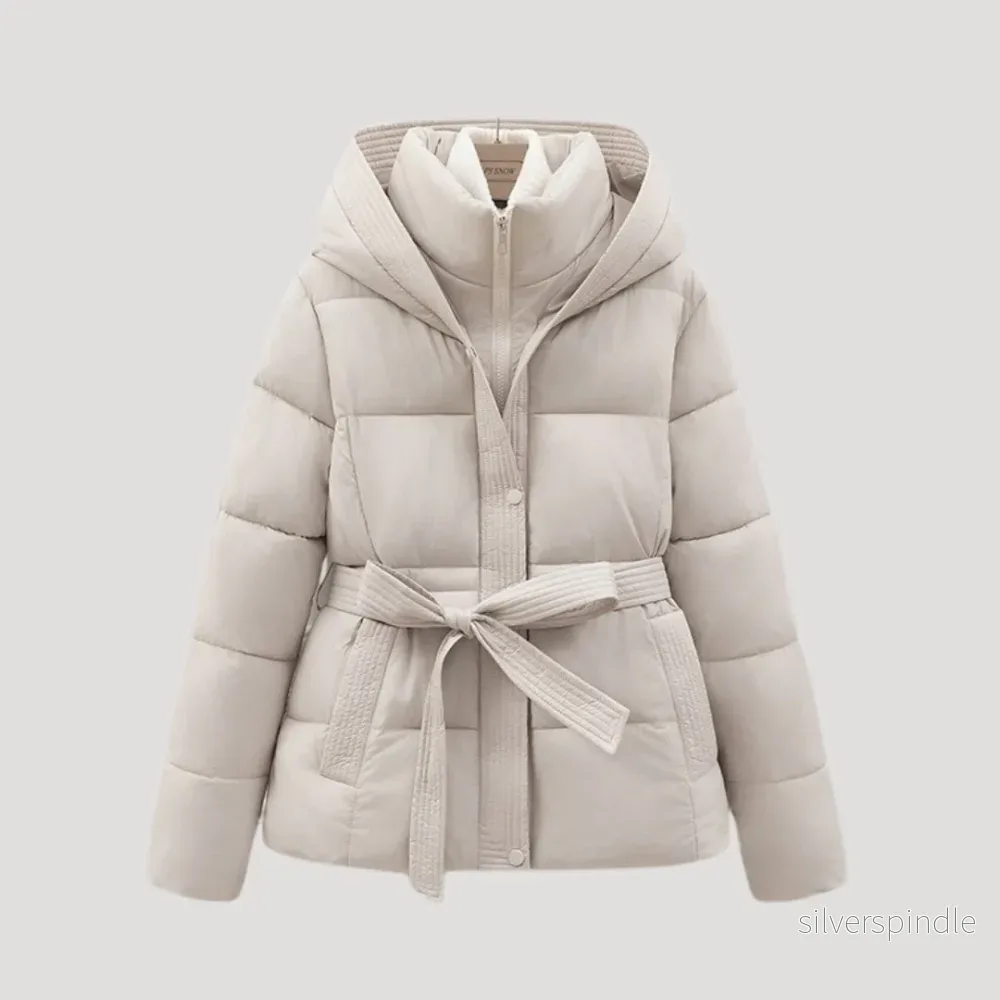 Elegant Vinterkappa Dam | Pufferjacka med Huva och Bälte för Kalla Dagar Elegant Vinterkappa Dam | Pufferjacka med Huva och Bälte för Kalla Dagar