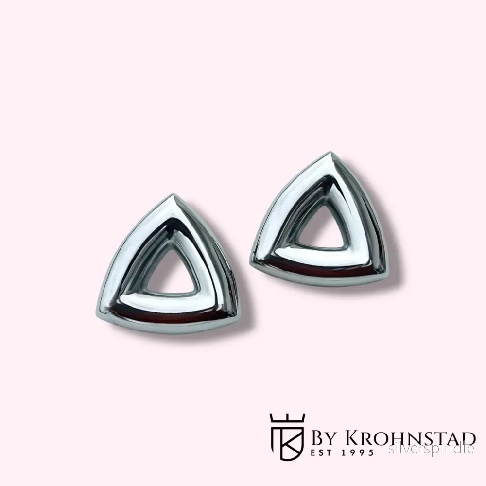 Triangle stud