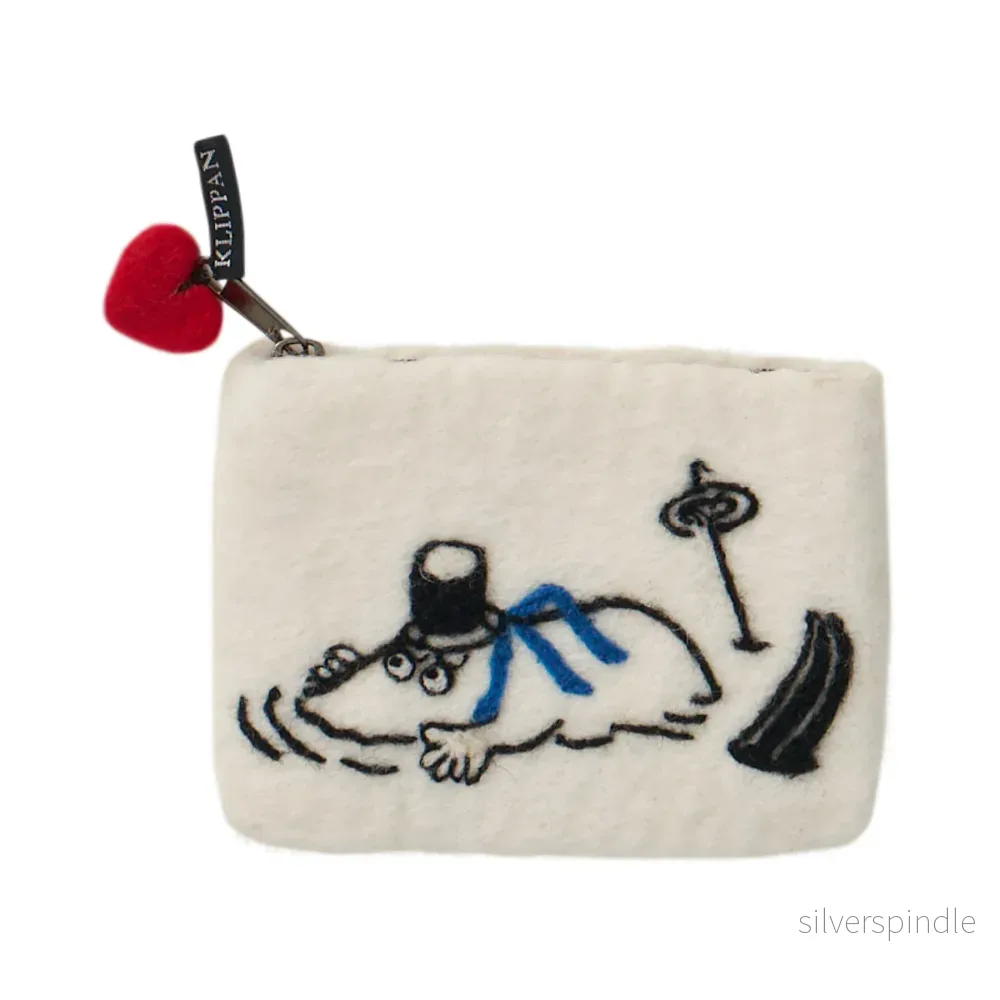 Moomin father skiing