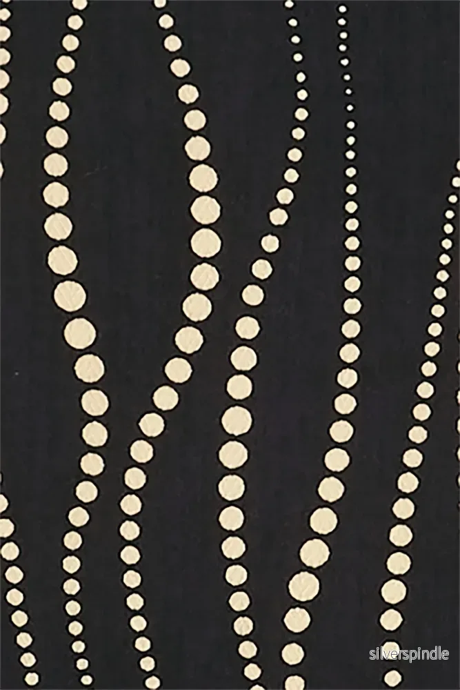 Twirl-scarf i svart med grafiskt prickmönster - Bild 3