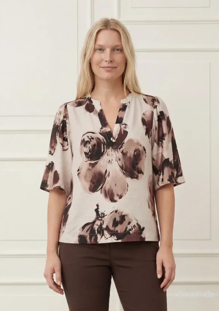 Naomi s/s Blouse – Aubergine Floral Naomi s/s Blouse – Aubergine Floral
