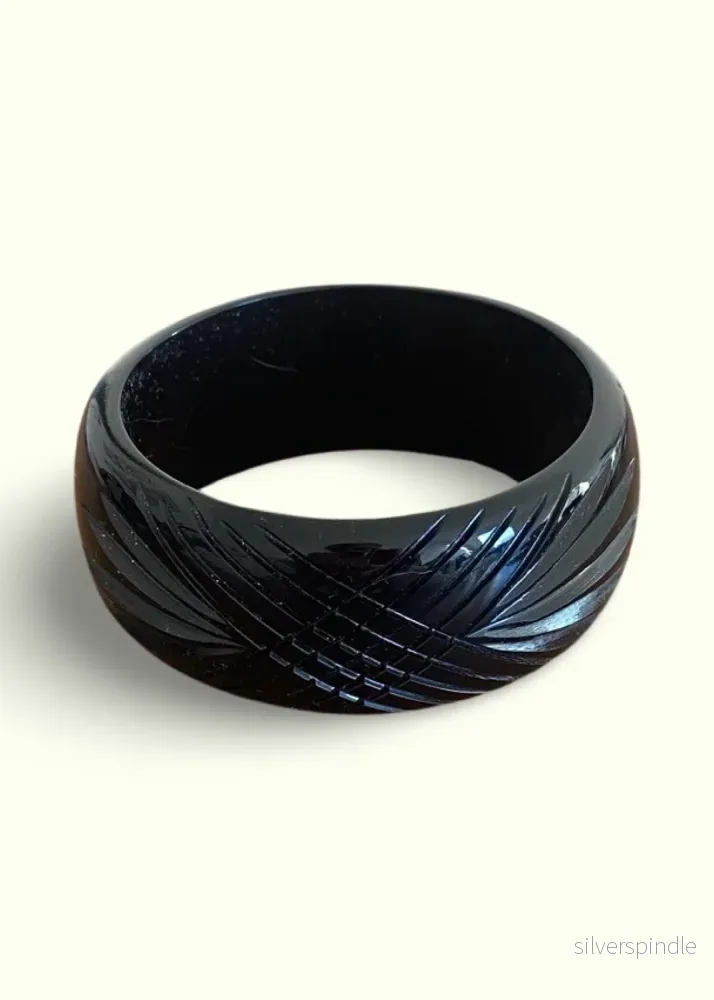 Brett armband i vintagestil – svart