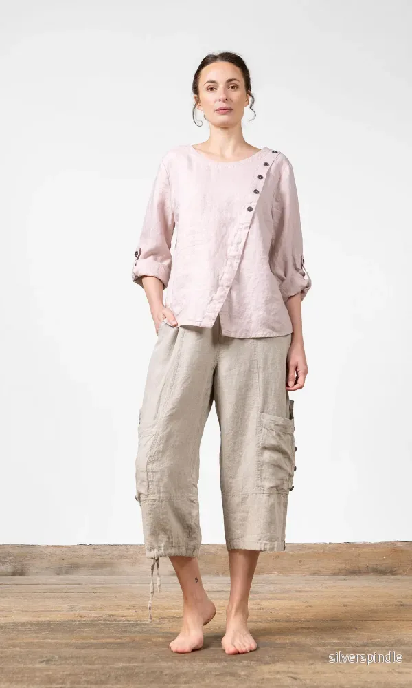Blus med omlottknäppning i linne Blus med omlottknäppning i linne