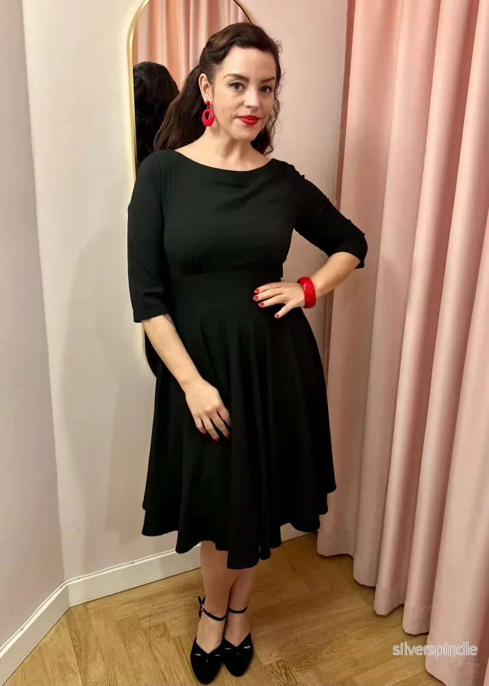 Ruby swingklänning med båthals - granatrött - Bild 2