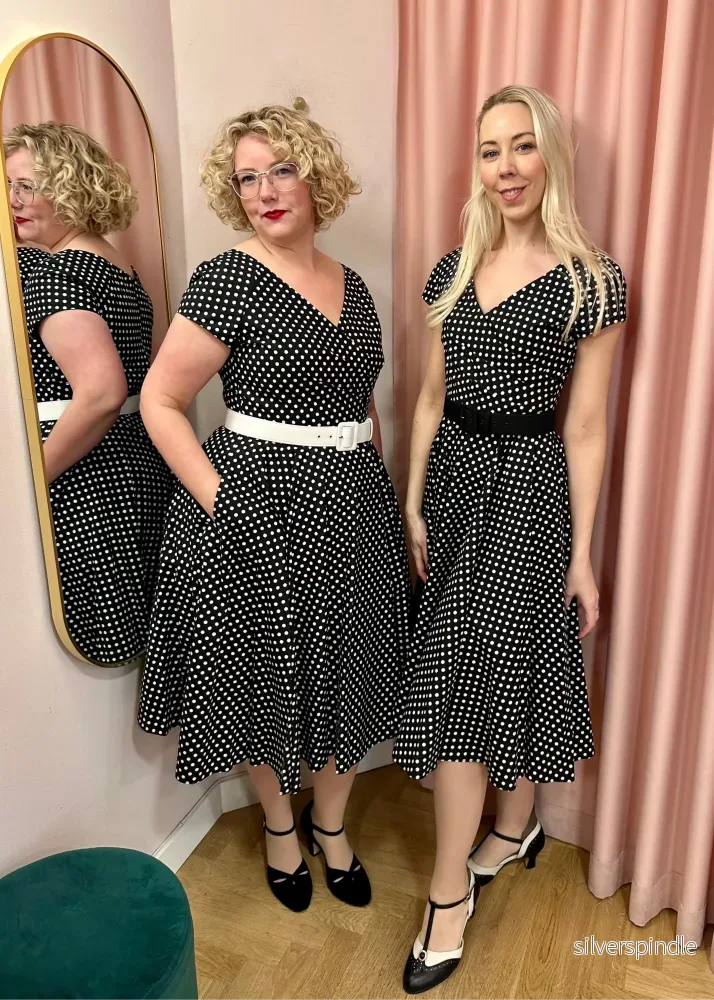1950-tals Hourglass swing klänning - svart med prickar - Bild 3