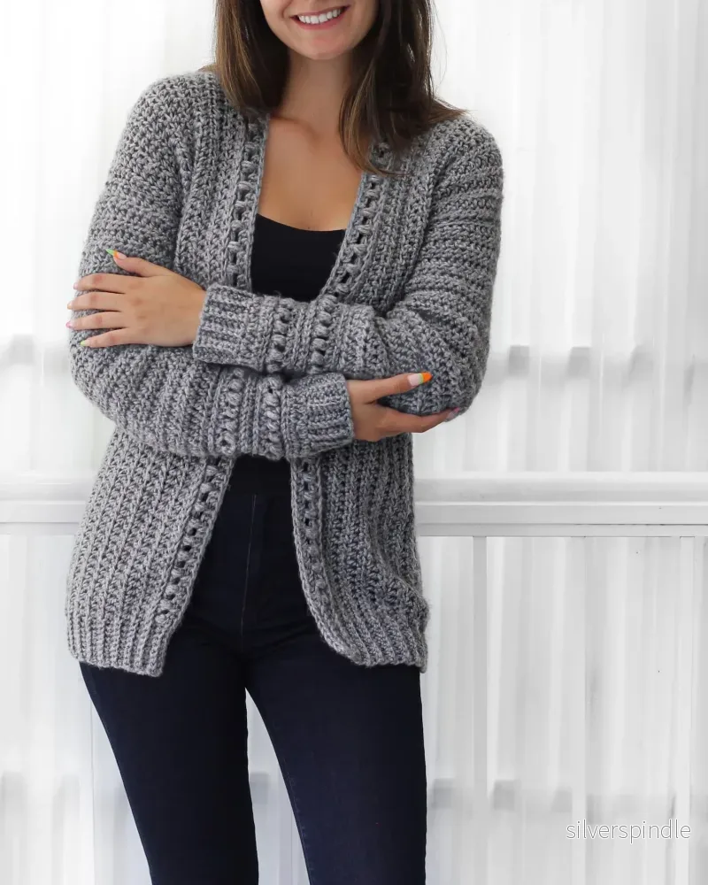 Sophie | Virkad Långärmad Dam Kofta med Bobble-textur Sophie | Virkad Långärmad Dam Kofta med Bobble-textur