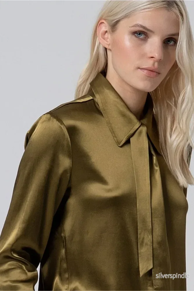 Satinblus med löst knyt Satinblus med löst knyt