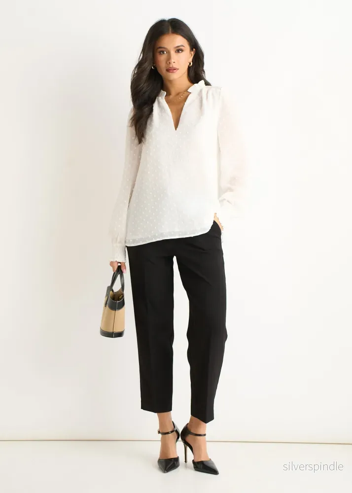 Emma | Elegant Vit Dobby Blus med Volangkrage - Bild 3