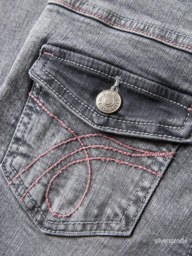 Bootcut jeans med dekorativa bakfickor - Bild 3