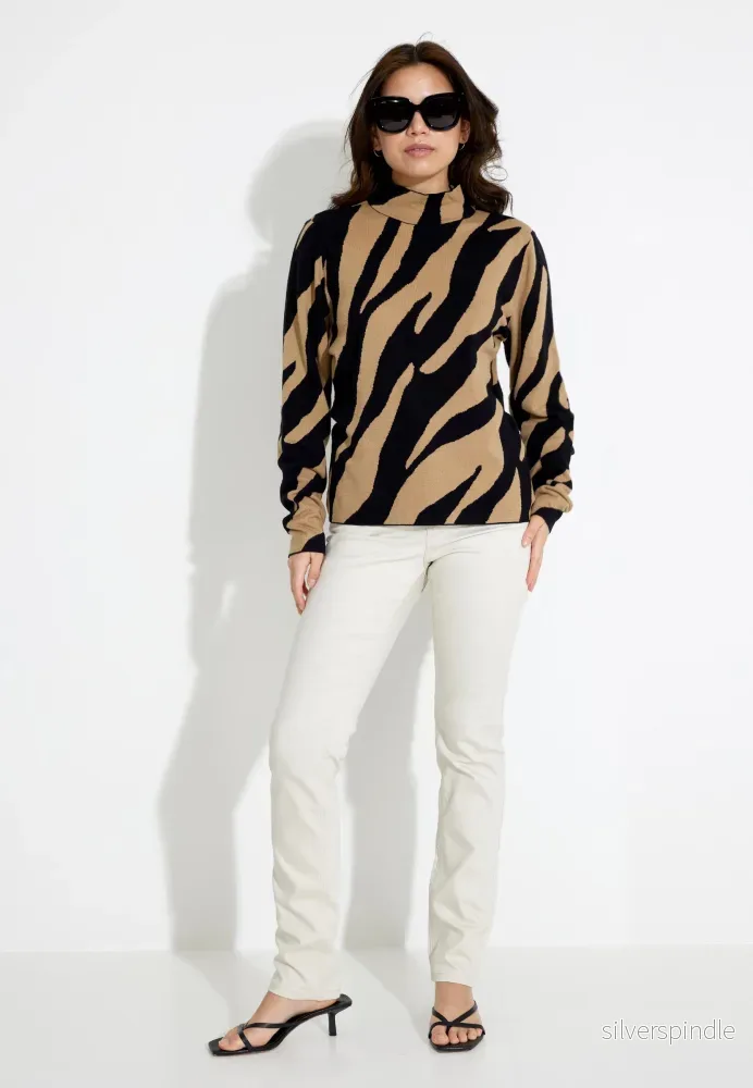 JACQUARD TURTLENECK TRÖJA - Zebra