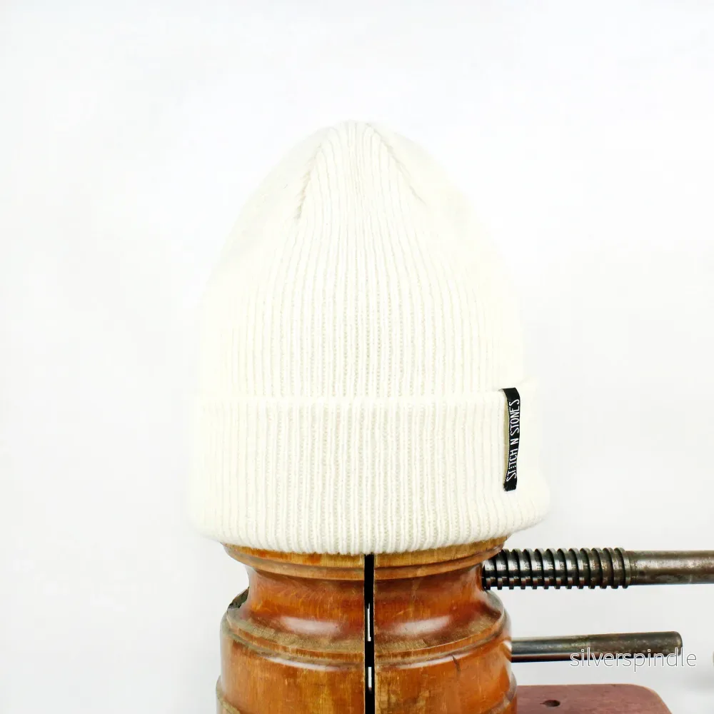 Lambswool Beanie Raw White small logo - Bild 2