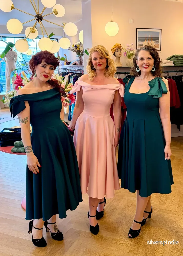 Tilly pennklänning med off shoulder - grön - Bild 3