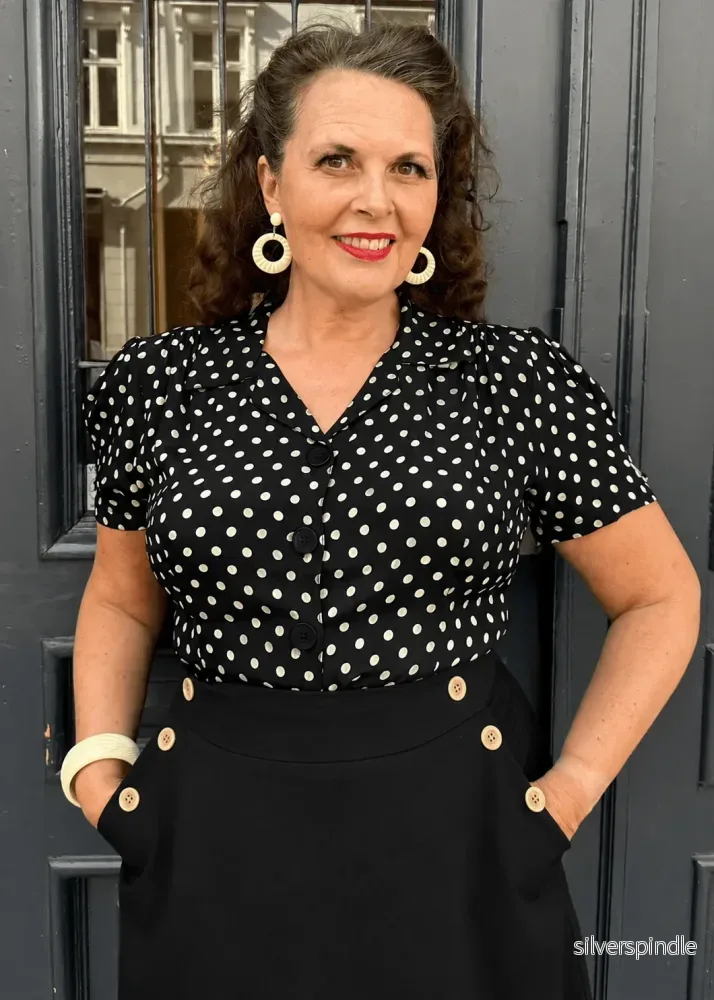 Grace kortärmad skjorta - svart med prickar - Bild 2