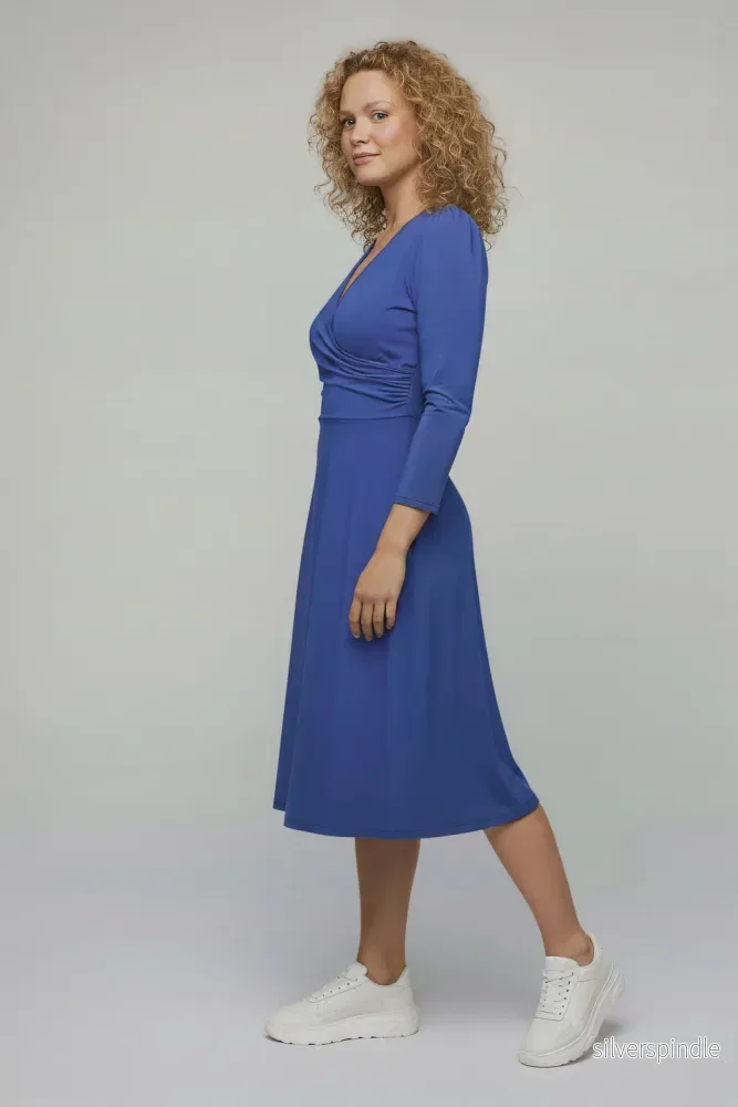Closed wrap short jersey dress - Dazzling Blue - Bild 3