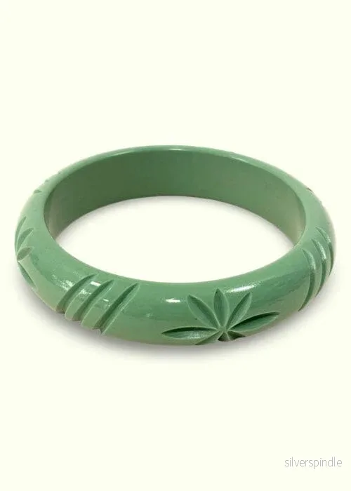 Smalt armbånd i 1950’er stil – jadegrøn